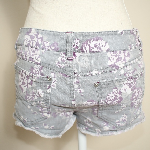 Mudd Gray Floral Low-Rise Denim Shorts - Picture 6 of 8